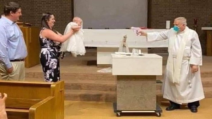 Su tabancasıyla 'uzaktan' vaftiz viral oldu