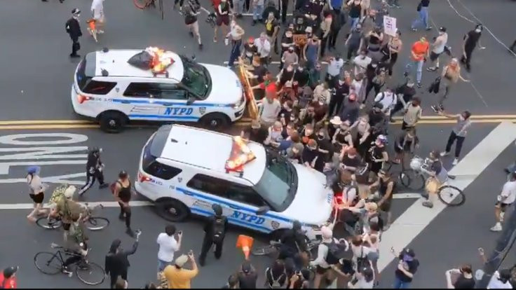 ABD'den polis şiddeti manzaraları: New York'ta eylemcilerin üzerine araç sürüldü