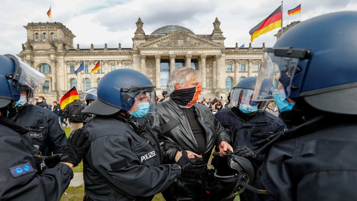 Korona protestosunda 18 bin euro maske cezası