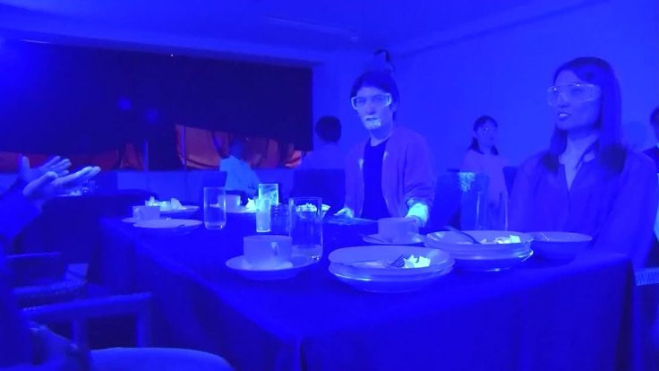 'Virüs'le siyah ışık deneyi viral oldu: Japonya'da restoran ortamını canlandırdılar
