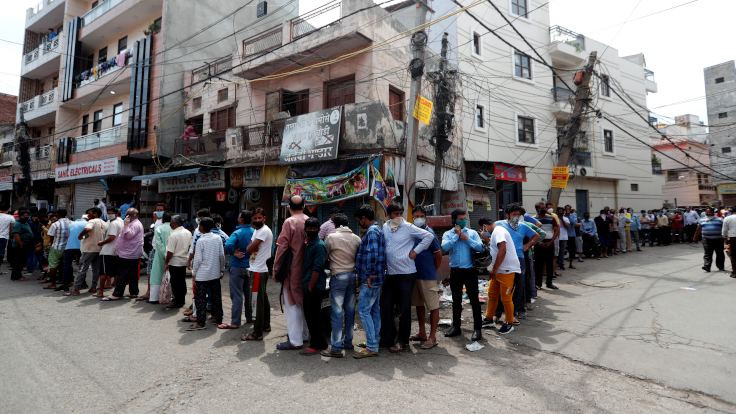 Hindistan'da içki dükkanı önünde kuyruk oluştu