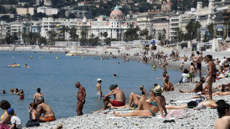 Avrupa'da kalabalık plajlar tehlike yaratıyor