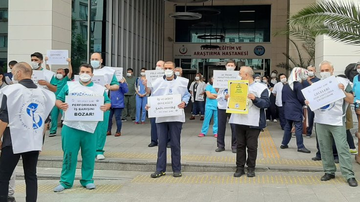 Sağlık çalışanlarından hastane önünde protesto: Hakkınız ödenmez dediler, ödemediler