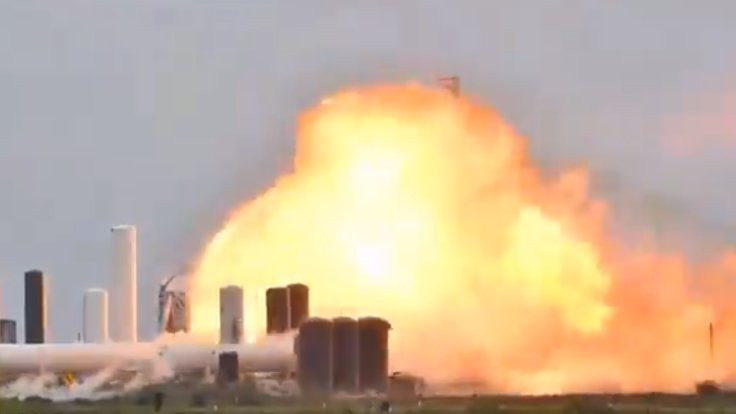 SpaceX'in roketi test aşamasında patladı