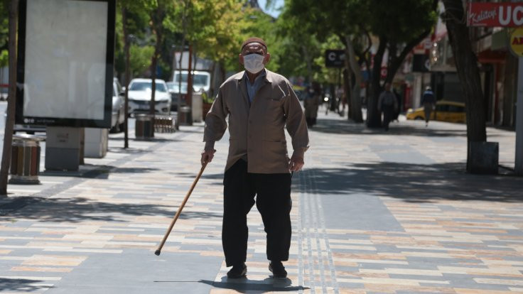 65 yaş üstü kişiler yedi hafta sonra sokağa çıktı