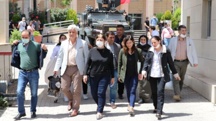 Siirt'te eşbaşkanlar 'ev hapsi' şartıyla serbest bırakıldı