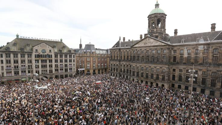 Amsterdam'da Floyd protestoları ırkçıların bahanesi oldu