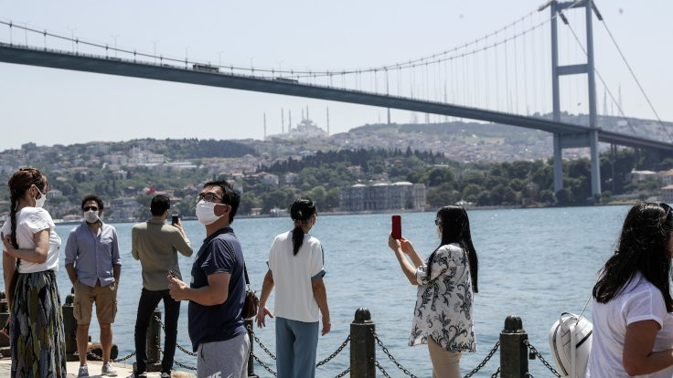 Yasaksız ilk pazar: İstanbul ve Ankara dışarıda