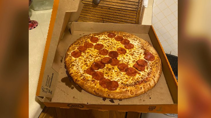 ABD'de pizzadan 'gamalı haç' çıktı...