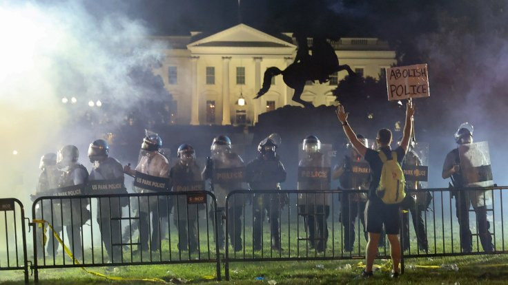 Öfke dinmiyor: Beyaz Saray'ın önünde çatışma