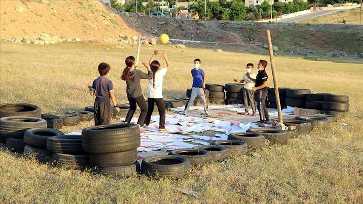 Lastik sahada oynayan çocuklara tesis sözü