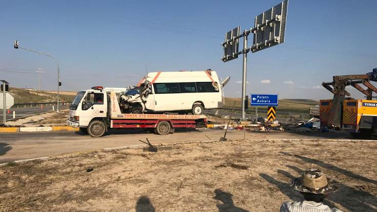 Minibüs TIR'la çarpıştı: 7 ölü