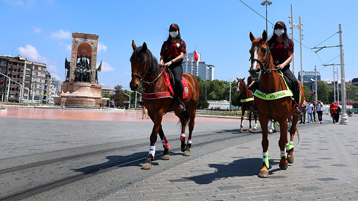 Atlı polisler Taksim'de