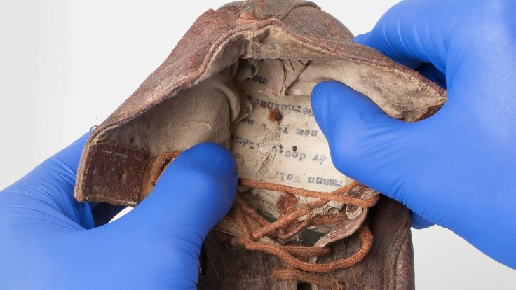 Auschwitz'de sergilenen çocuk ayakkabısına gizlenmiş belgeler bulundu