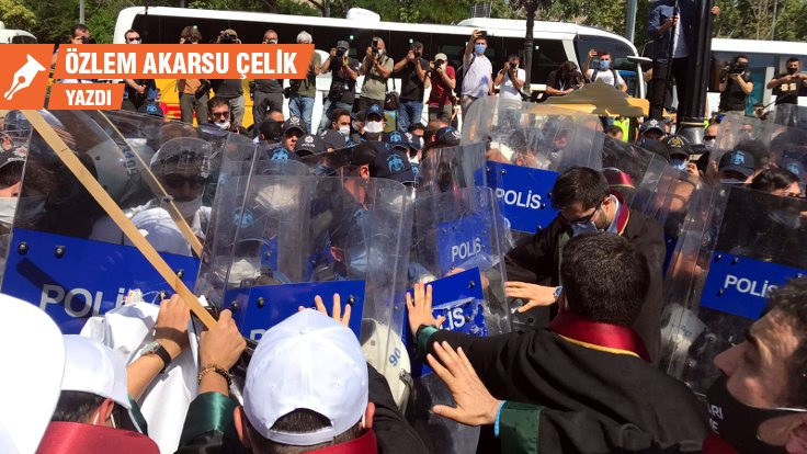 Polis gazetecinin boğazını sıktı, milletvekillerini tekmeledi, avukatları gaza boğdu