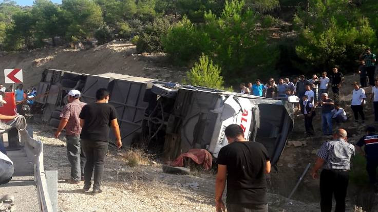 Kıbrıs'a asker taşıyan otobüs devrildi