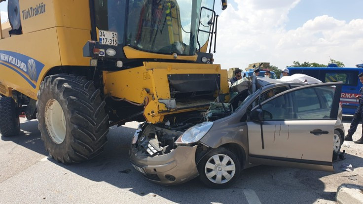 Konya'da biçerdöverle otomobil çarpıştı: 3 kişi yaralandı
