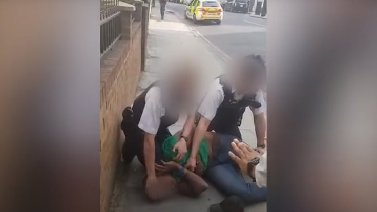 Londra'da gözaltına alınan kişinin boynuna diziyle bastıran polis görevden uzaklaştırıldı