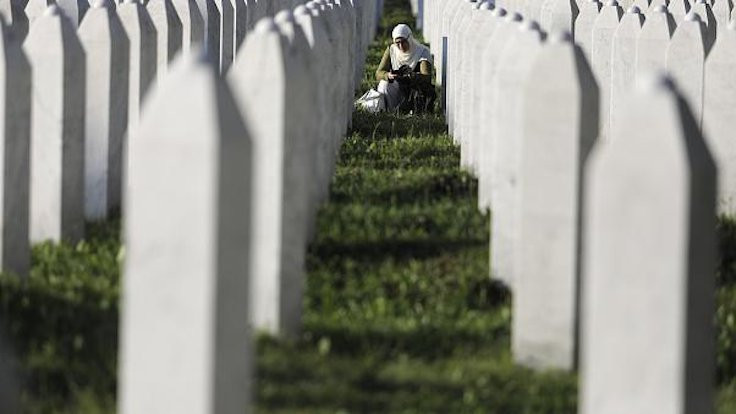 Sanatçılar Srebrenica'yı unutmadı: 25 kurbanın ismi okundu