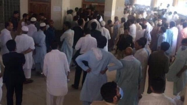Pakistan'da dine hakaretten yargılanan kişi, mahkeme salonunda öldürüldü