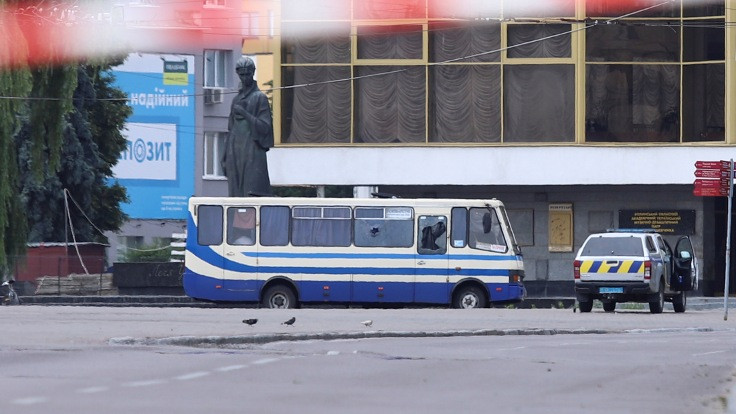 Ukrayna'da yolcu otobüsündeki 20 kişi rehin alındı