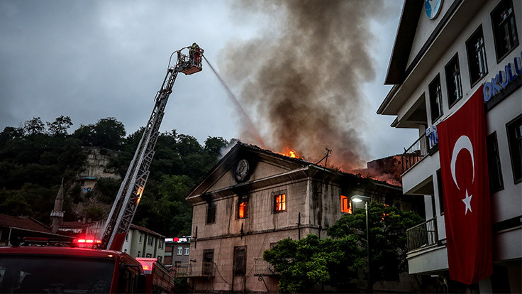 Bursa'da tarihi bina yangını