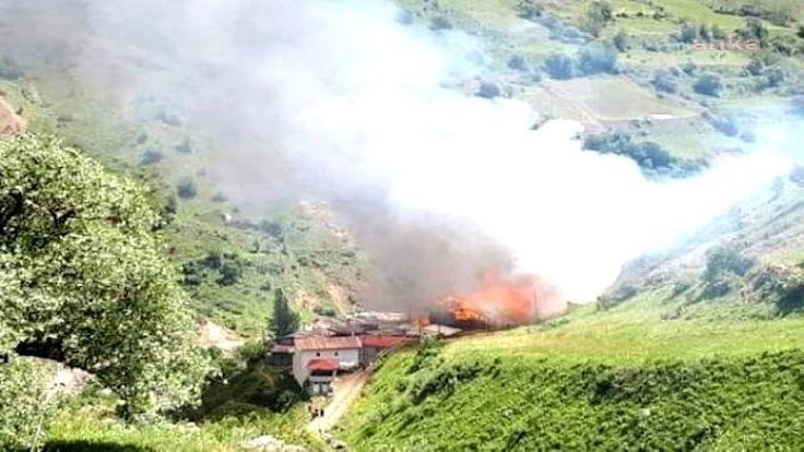 Artvin'de köy yangını: 70 ev yandı