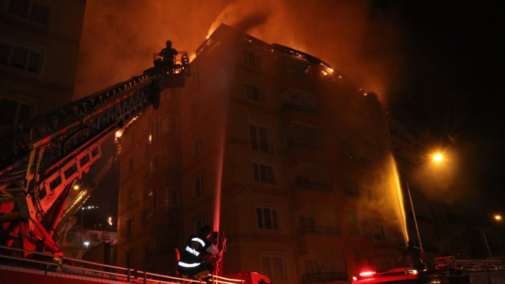 Yozgat'ta 2 apartmanın çatısı yandı