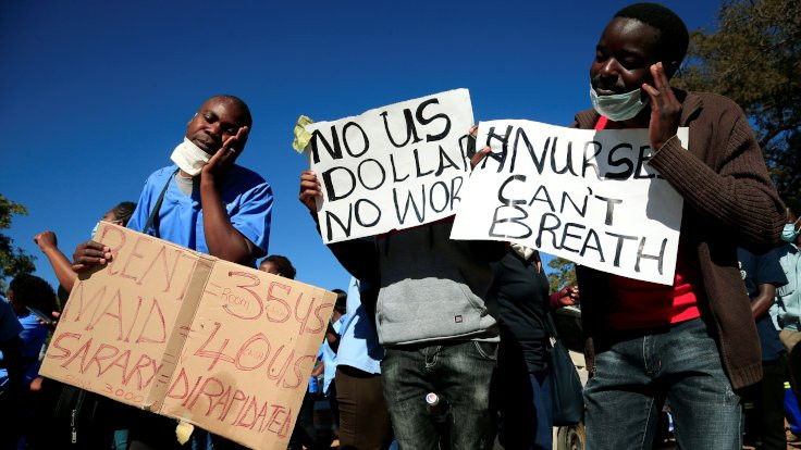 Zimbabve'de yetkililer lüks otomobillerde, sağlık çalışanları grevde