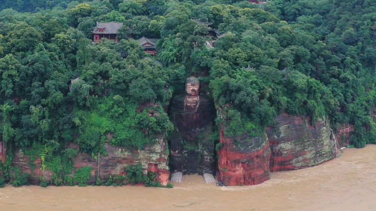 Çin'de 1200 yıllık Buda heykeli sel suları altında kaldı