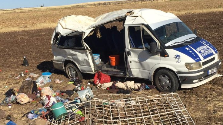 İşçileri taşıyan minibüs kaza yaptı: 1 ölü, 25 yaralı