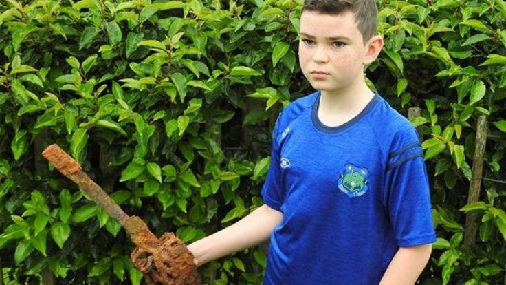 10 yaşındaki çocuk 300 yıllık kılıç buldu