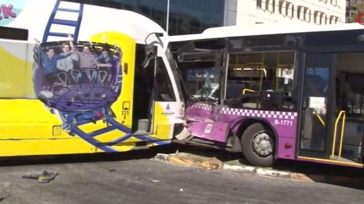 İstanbul'da tramvay, otobüse çarptı