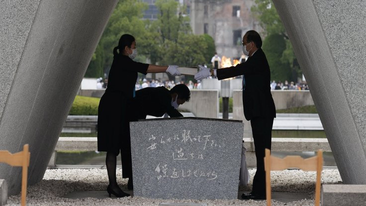 Hiroşima atom bombasında ölenler için ağlıyor