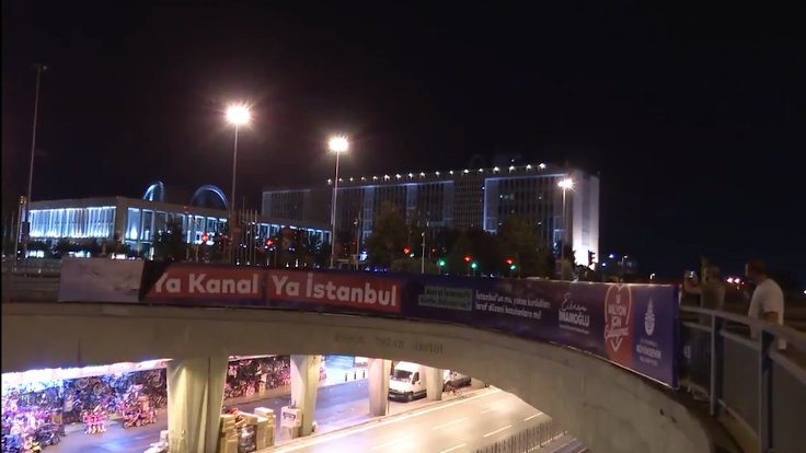 Polis, İBB'nin Kanal İstanbul afişlerini gece yarısı söktü