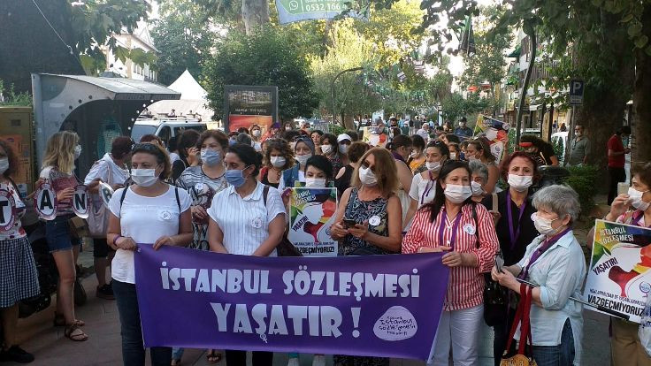 'İstanbul Sözleşmesi'nden çekilmek kadınları ve çocukları ateşe atmaktır'