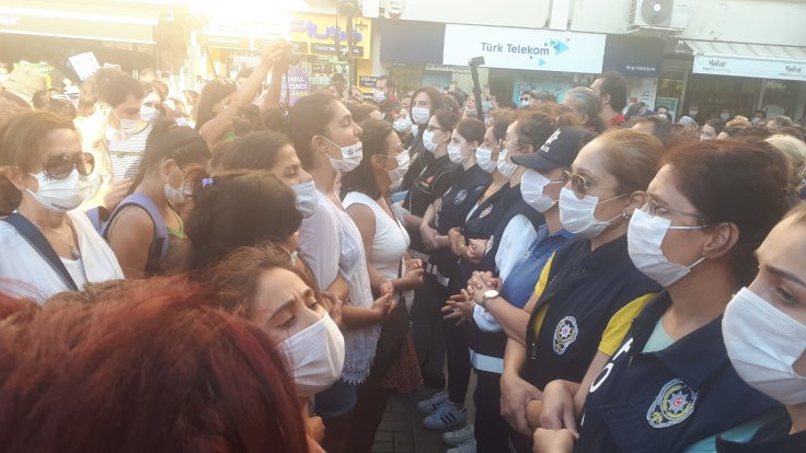 İzmir'de kadınlara polis saldırısı: Kolunu kırın