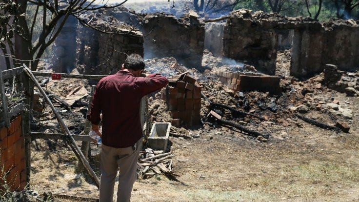 Manisa'daki yangında 10 ev yandı