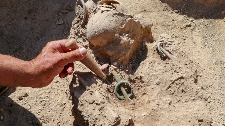 Van'da ejder başlı bilezik takılı çocuk iskeleti bulundu - Sayfa 3
