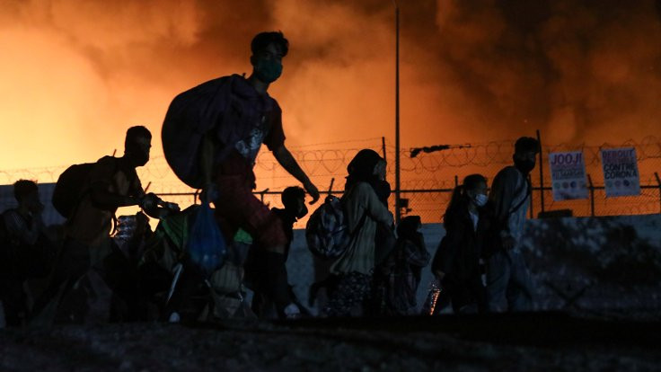 Midilli'deki sığınmacı kampında yangın: Binlerce kişi kaçıyor