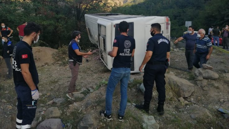 Artvin'de işçi otobüsü devrildi: 1 ölü, 15 yaralı