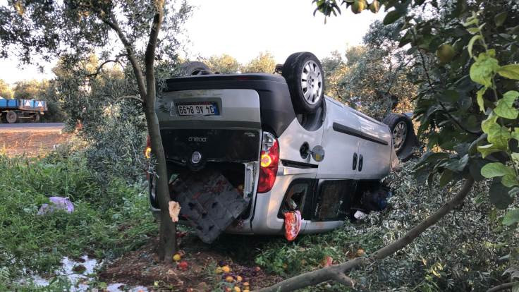 Bursa'da hafif ticari araç devrildi: 5 kişi yaralandı