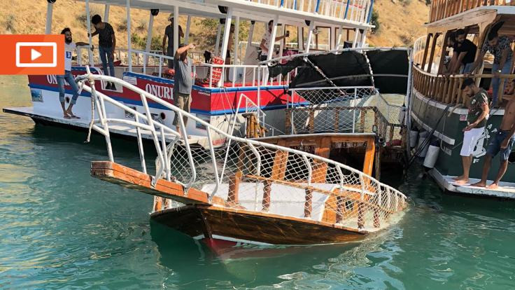 Halfeti'de tur teknesi battı