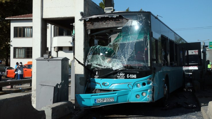 Kurtköy'de halk otobüsü kaza yaptı: 24 yaralı