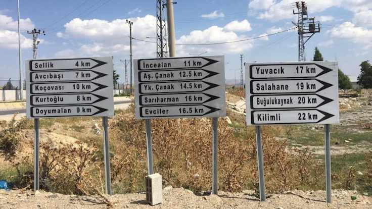 Çaldıran'da Kürtçe mahalle isimleri yazan tabelalar söküldü
