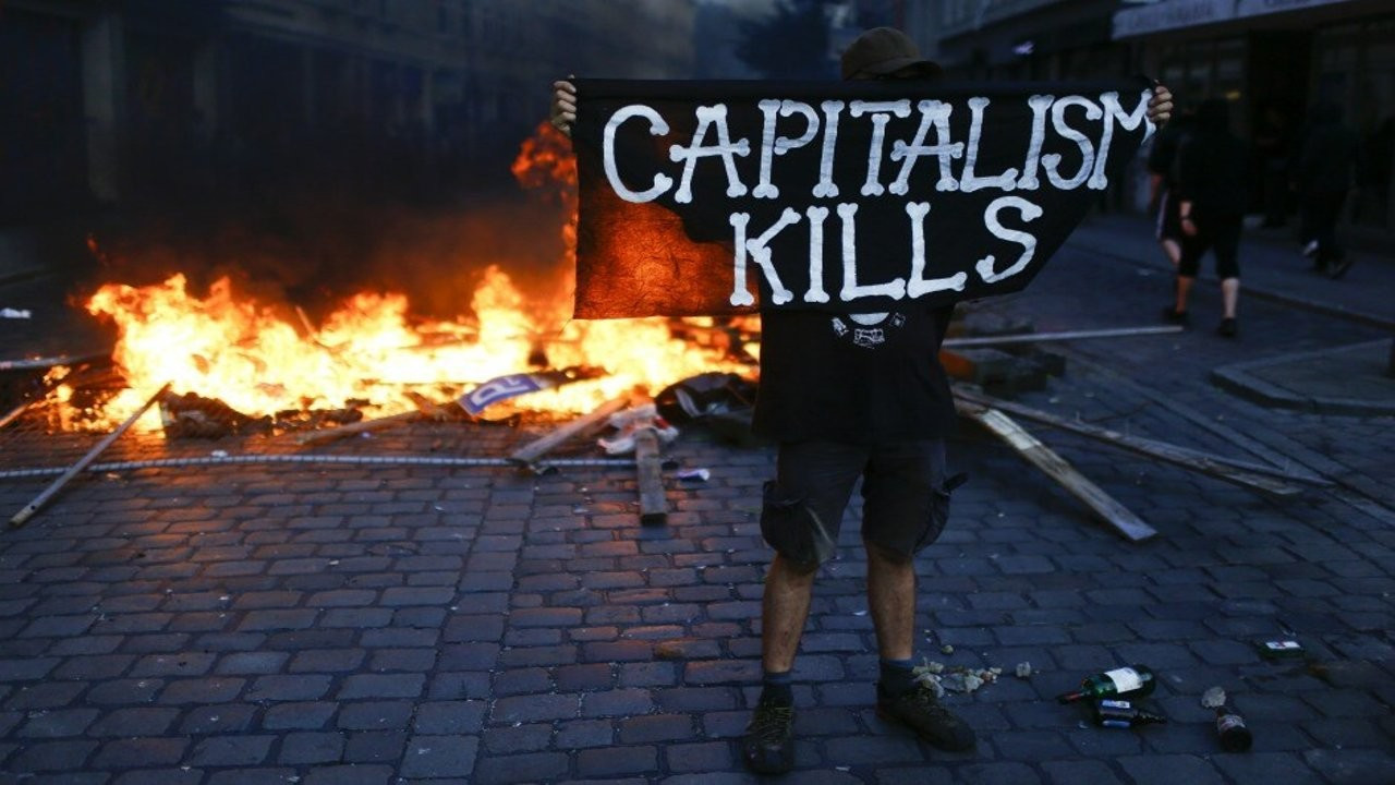 İngiltere'de okullarda 'anti-kapitalizm' yasağına tepki
