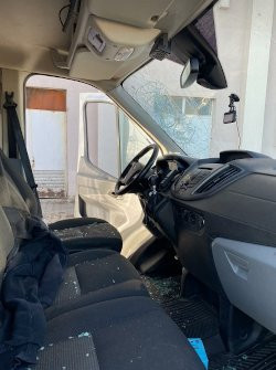 Taş atılan ambulansın camları kırıldı.
