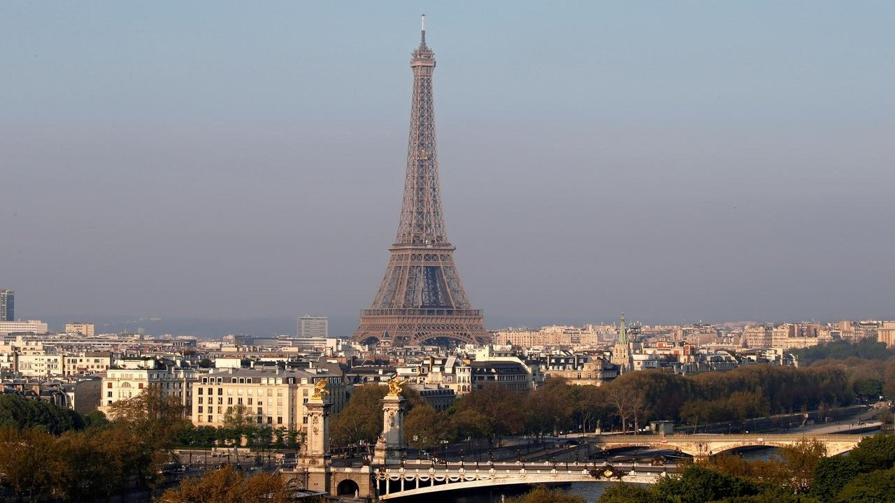 Paris'te ses bariyerini aşan savaş uçağı panik yarattı