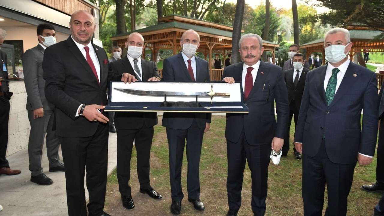 Dönerciler Federasyonu’ndan Meclis Başkanı Şentop'a kılıç hediyesi