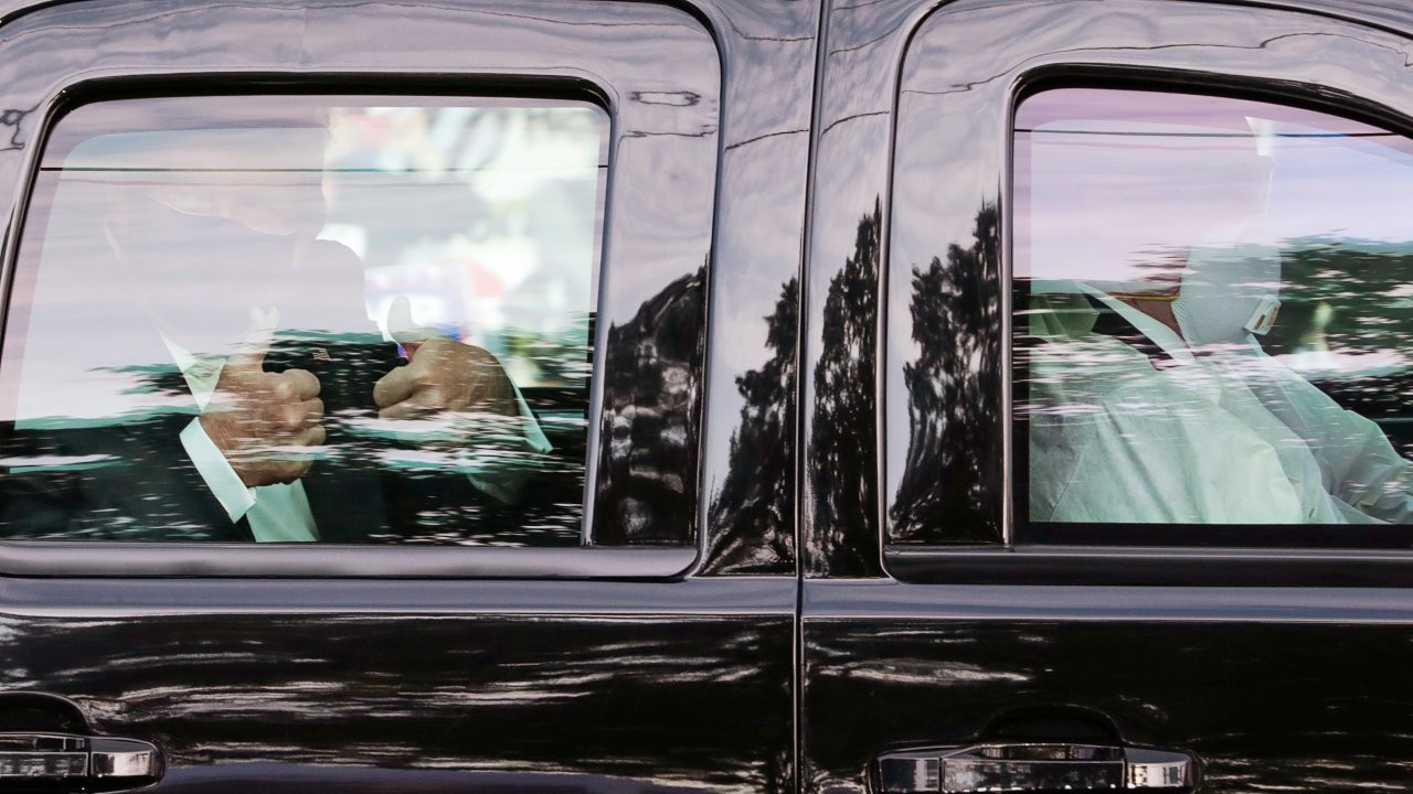Tedavi gören Trump'ın araba gezintisine tepki: Politik bir tiyatro sergiliyor